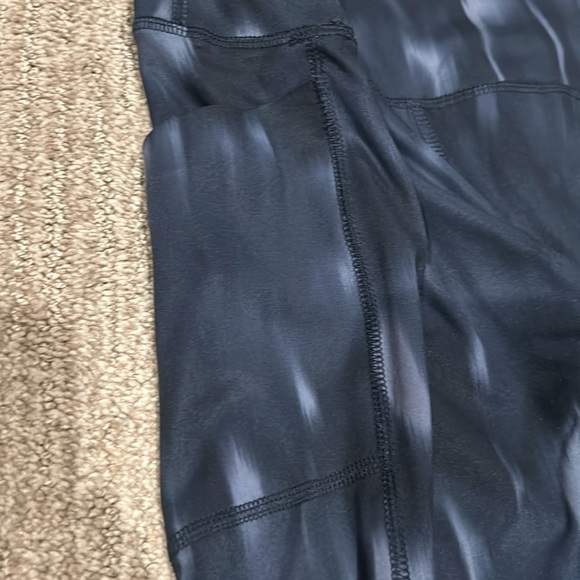Workout set, top with zipper, leggings with pockets. Size small, never worn - Picture 4 of 4